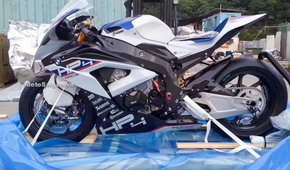 "Cá mập chúa" BMW HP4 Race 2017 giá gần 2 tỷ đồng về Việt Nam