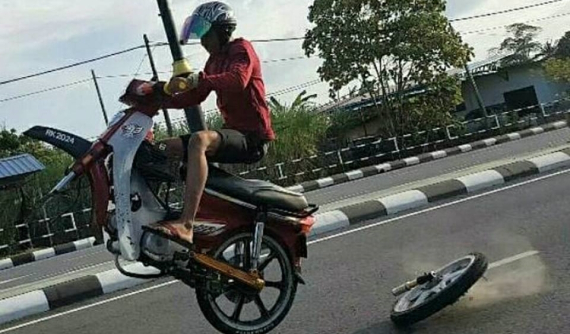 Nam thanh niên chạy xe máy ngã sấp mặt vì biểu diễn "bốc đầu"