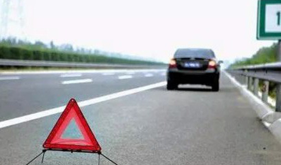 Đỗ xe trên cao tốc gây tai nạn hàng loạt tại Trung Quốc