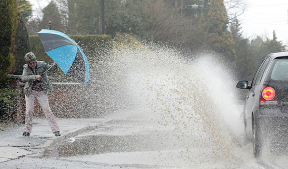 Xử phạt lái xe làm ướt người đi bộ đến hàng trăm triệu đồng