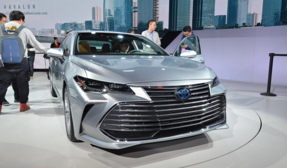 Đánh giá nhanh Toyota Avalon 2019: Thiết kế "tiệm cận" Lexus, trang bị hơn hẳn Camry