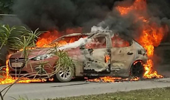 Mazda3 bốc cháy trơ khung trên cao tốc Hà Nội - Thái Nguyên