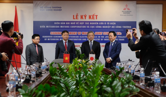 Bộ Công Thương ký hợp tác phát triển xe điện với Mitsubishi Motors