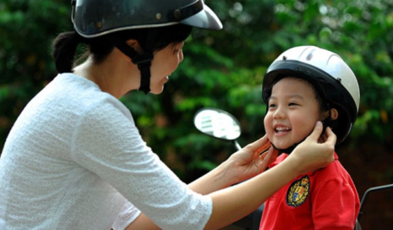 Trẻ từ 6 tuổi ngồi trên xe máy, xe đạp điện bắt buộc phải đội mũ bảo hiểm