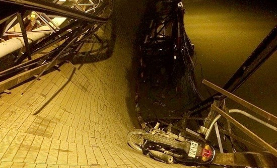 Sài Gòn: Cầu Long Kiển bỗng dưng đổ sập, nhiều phương tiện rơi xuống sông