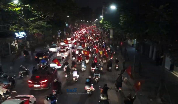 Giao thông Hà Nội hỗn loạn vì người dân ra đường mừng Việt Nam thắng Iraq