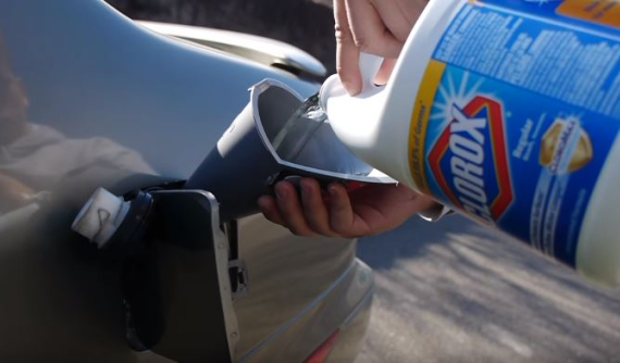 Chào thua xe Infiniti bị đổ thuốc tẩy vào bình xăng nhưng vẫn ... chạy tốt