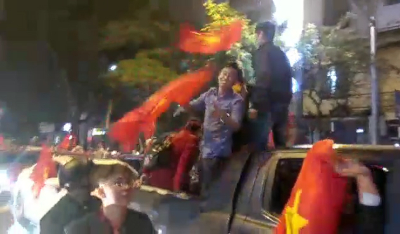 Đừng để bị phạt lỗi vì ngồi thùng xe bán tải khi “đi bão”