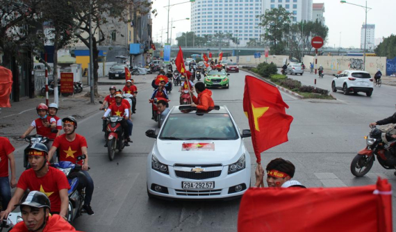 Hàng chục xe Chevrolet Cruze diễu hành ủng hộ U23 Việt Nam
