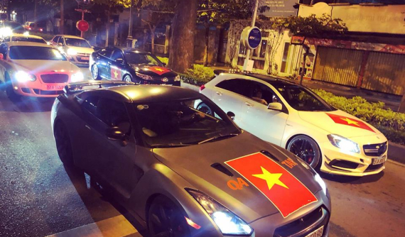 Mừng chiến thắng của U23 Việt Nam, dàn xe thể thao và mô tô "nẹt pô" inh ỏi tại Sài thành