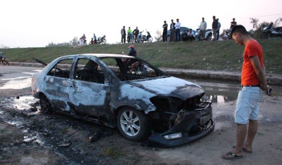 Hà Tĩnh: Rơm quấn vào gầm xe làm Toyota Vios bốc cháy dữ dội