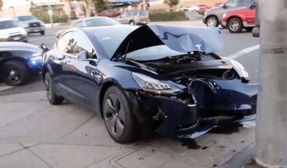 Tesla Model 3 đâm vào cột đèn, nát hết đầu xe nhưng khoang hành khách còn nguyên