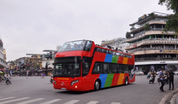 Xe buýt 2 tầng chở đội tuyển U23 Việt Nam “vinh quy bái tổ”