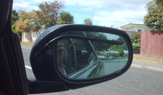 Không thể ngờ xe Nhật Bản đời cũ lại có cả cần gạt nước cửa sổ và gương chiếu hậu