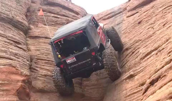 Choáng với cảnh Jeep Wrangler leo dốc thẳng đứng "dễ như ăn kẹo"