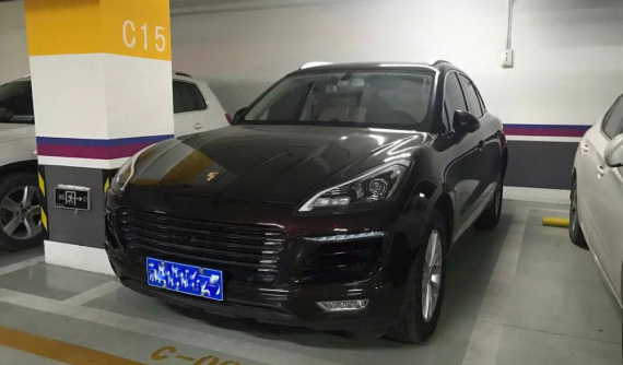 Nam thanh niên bị bạn gái "đá" vì dùng xe "nhái" Porsche Macan
