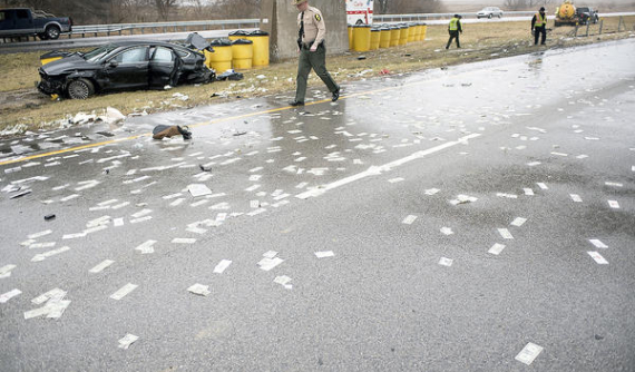 Tiền rải đầy đường sau vụ tai nạn liên hoàn, cảnh sát nhặt "mỏi tay"