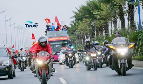 Dàn xe Harley-Davidson vất vả hộ tống U23 Việt Nam về Hà Nội