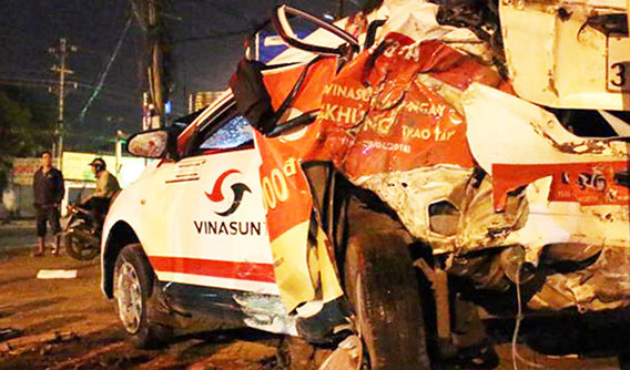 Bình Dương: Nằm nghỉ trong taxi trên vỉa hè, tài xế tử vong sau cú đâm của ô tô đầu kéo