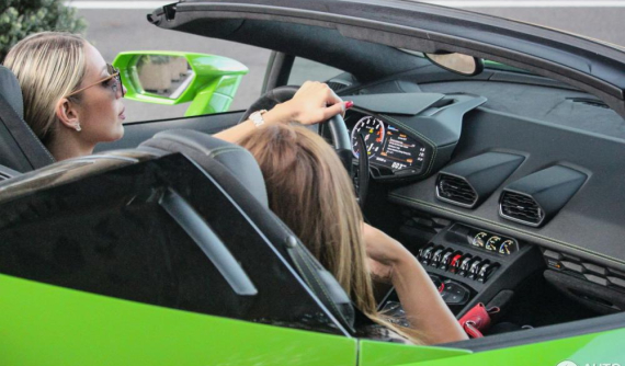 "Hot girl" lái Lamborghini Huracan Spyder khiến ai cũng phải ngoái nhìn