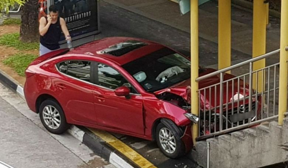 Lái xe Mazda gây tai nạn, nữ tài xế đổ lỗi cho... con gián