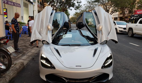 Siêu xe McLaren 720S đầu tiên cập bến Việt Nam đã xuất hiện trên phố