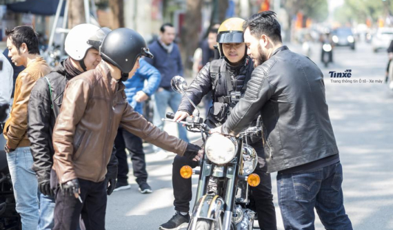 Cuối tuần xuống phố Hà Thành chạy thử Royal Enfield và Triumph