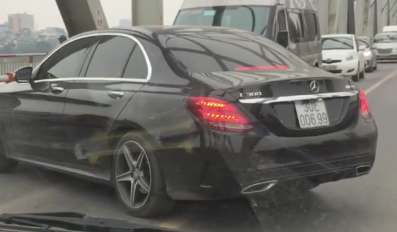 Xe Mercedes-Benz quay đầu giữa cầu có thể chịu mức phạt lên tới 1,8 triệu Đồng