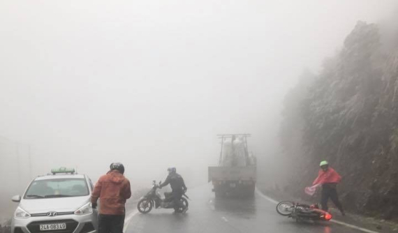 Tài xế nên lái xe như thế nào để vượt qua đoạn đường trơn trượt?
