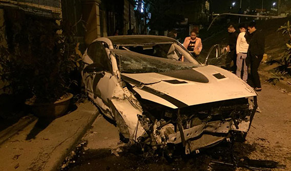 Mazda3 độ body kit "bay" từ trên đường An Dương Vương xuống, đôi nam nữ bị thương