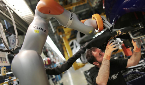 Robot không thể thay thế công nhân trong các nhà máy lắp ráp ô tô
