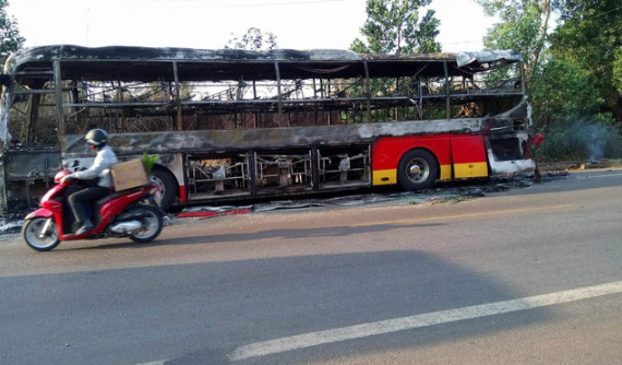 Xe khách chạy Tết bất ngờ bốc cháy trên quốc lộ 14