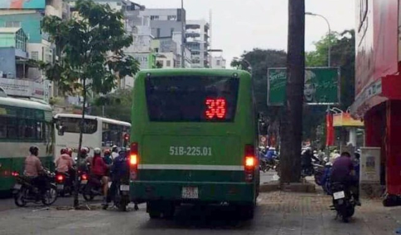 Trường hợp nào lái xe trên vỉa hè không bị thổi phạt?