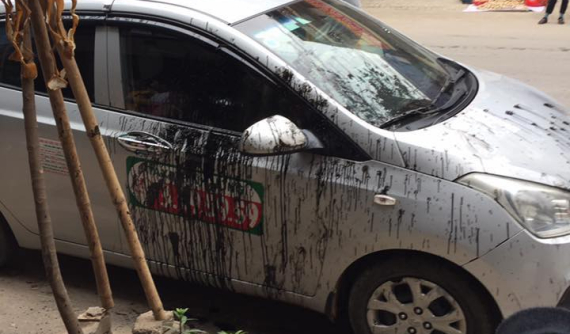 Phú Thọ: Xe taxi bị bôi bẩn vì đỗ trước cửa hàng sửa xe máy