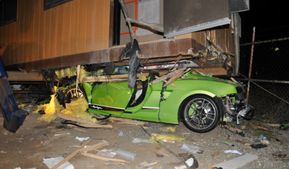 Lamborghini Gallardo Superleggera rúc gầm nhà di động, không ai tử vong