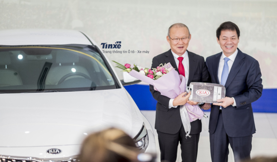 Huấn luyện viên trưởng U23 Việt Nam Park Hang-Seo nhận quà tặng KIA Optima từ THACO