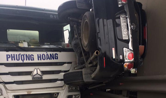 Hiện trường vụ tai nạn của Toyota Fortuner trên quốc lộ 5 khiến nhiều người không tin vào mắt mình