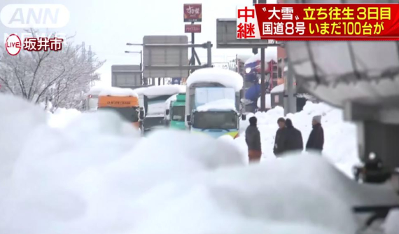 Cảm động trước cửa hàng Nhật Bản nấu 500 bữa ăn miễn phí cho các tài xế bị kẹt trong tuyết