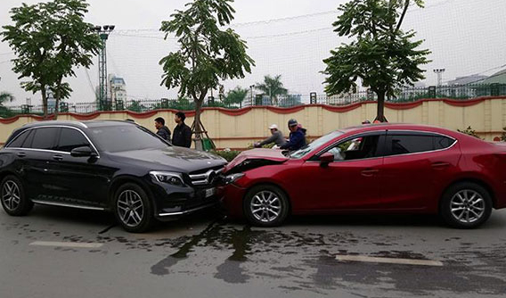 Hà Nội: Người lái Mazda3 "mất Tết" vì đâm trực diện Mercedes-Benz GLC300