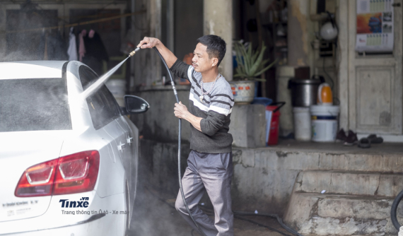 Trò chuyện với người rửa xe 13 năm tại Hà Nội vào những ngày cận Tết