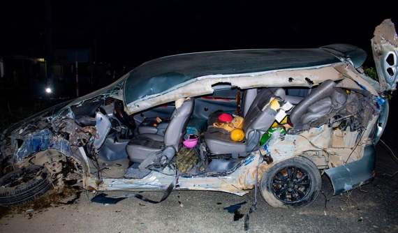 Hà Nội: Xe 7 chỗ bị xé rách một bên sườn sau cú va chạm với ô tô khách vào tối 27 Tết