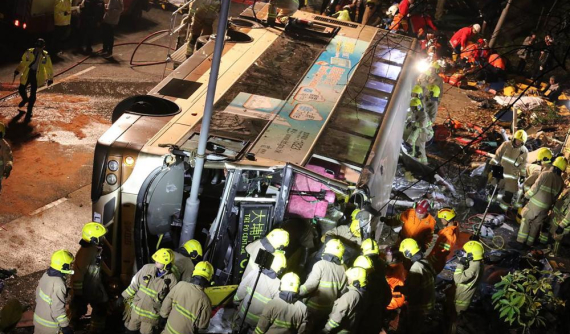 Hong Kong: Tài xế trút giận, xe buýt 2 tầng mất lái và lật nhào