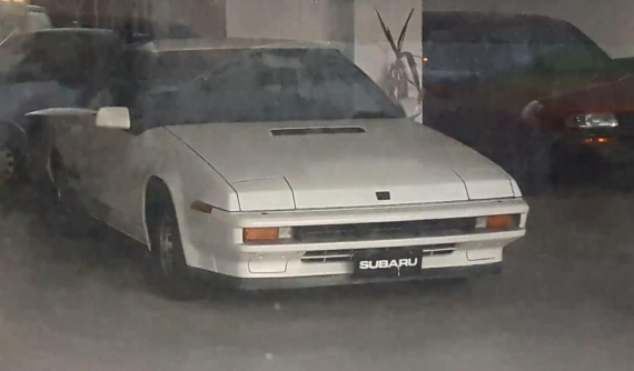 Bất ngờ phát hiện xe cổ Subaru XT Turbo 1987 tại một showroom bị bỏ hoang