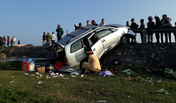 Toyota Innova bị dải ta-luy đâm xuyên khiến 6 người về quê ăn Tết thương vong