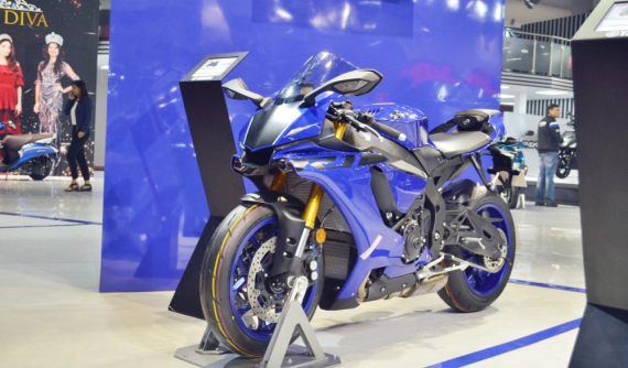 Cận cảnh siêu mô tô Yamaha R1 2018