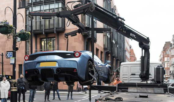 Xem cảnh chiếc siêu xe Ferrari 458 Speciale Aperta bị cảnh sát tịch thu