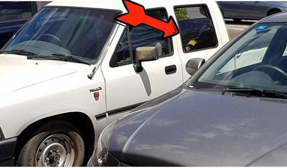 Hình ảnh đứa bé ngồi trong ô tô khóa cửa giữa trời nóng 34 độ C gây bức xúc