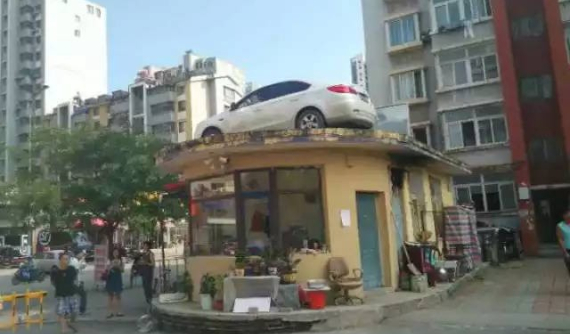 Bài học khó quên của tài xế xe hơi khi đỗ xe sai quy định