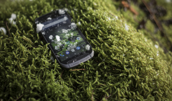 Land Rover giới thiệu mẫu điện thoại thông minh và "siêu bền"