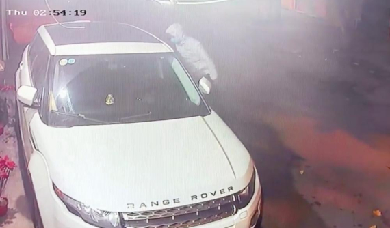 Range Rover Evoque bị vặt trộm gương trong đêm